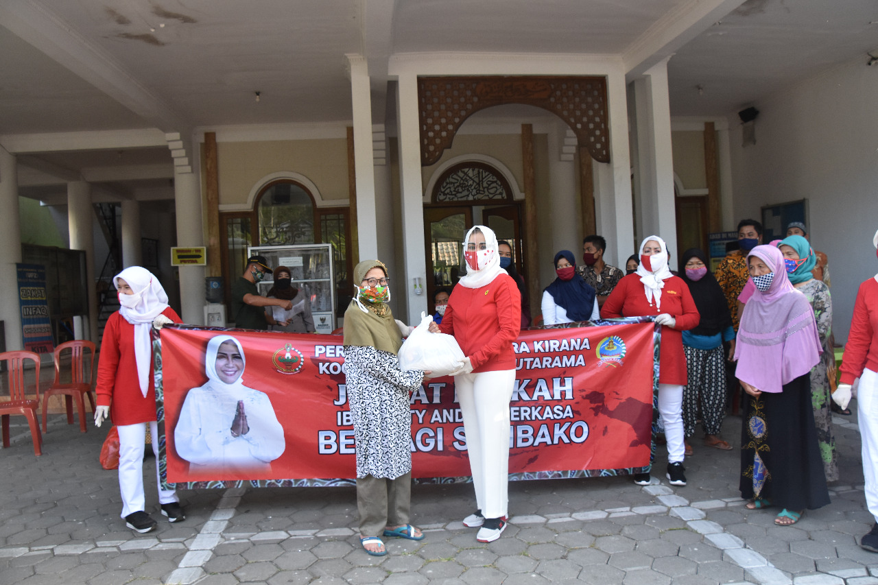 Persit Korem 073/Makutarama, Berikan Bantuan Sembako Kepada Warga Kurang Mampu  